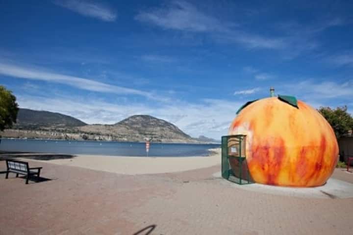 Penthouse Condo Steps From The Beach & Downtown - Penticton