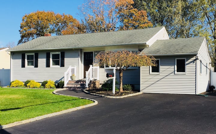 Sunny And Bright Home In Central Location! - SBU, Stony Brook