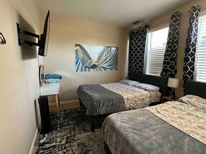 Downstairs Private Room 2 Beds - Elk Grove, CA