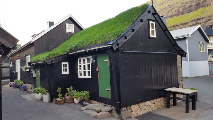 Romantic Old House In Tjørnuvík - Faroe Islands