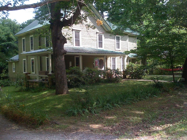 The Derosset House: On Uos Campus - Franklin State Forest, Sherwood