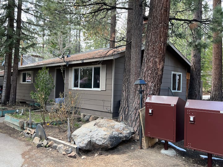 Lovely 2 Bedroom Cottage - Low Elevation Tahoe - インクライン・ビレッジ, NV