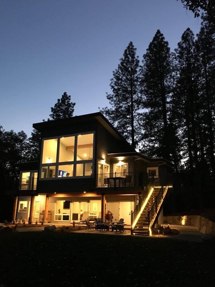 New Contemporary Home Overlooking Rollins Lake. - Foresthill, CA