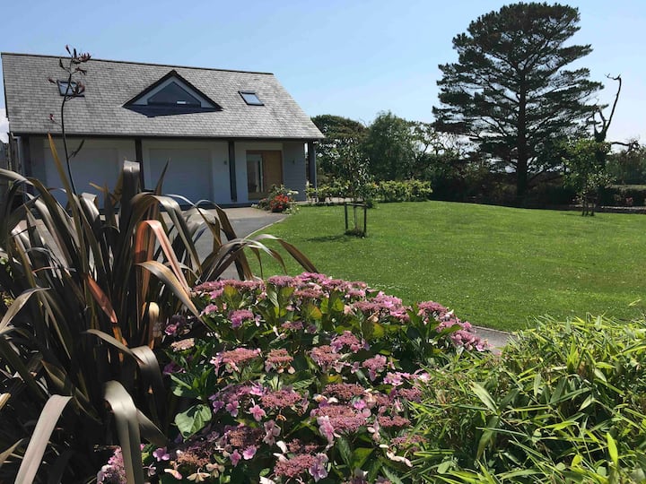 Spacious Property Set In Meadow With Sea Views. - Bude