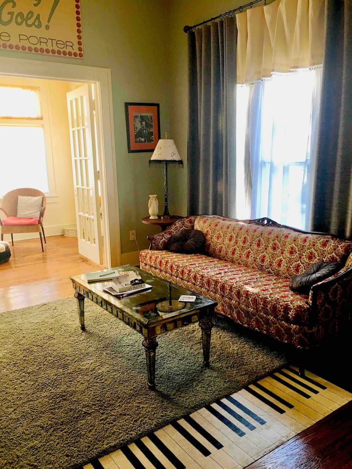 Five Room Eclectic Haven: Unique Private Suite - Erie, IN