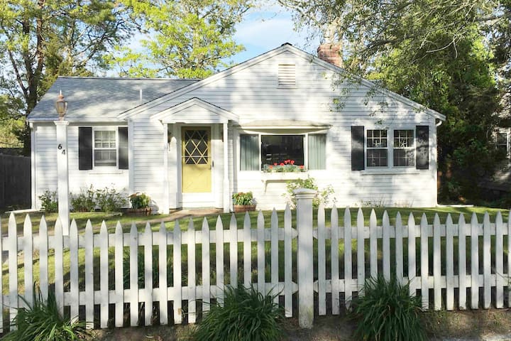 Breezy Vibes Cottage ~ Backyard Blissful (3bd) - Cape Cod Inflatable Park, West Yarmouth