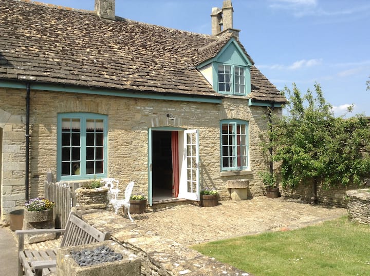 Stables Cottage, Shipton Moyne, Gl8 8pw - テットベリ