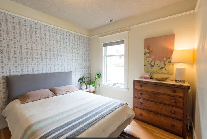 Beautiful Bedroom In Queen Anne - Seattle, WA