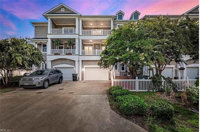 A Wave From It All- Stunning 3 Story Town House - Hampton