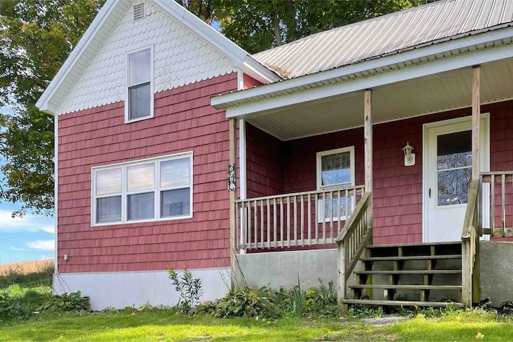 Quaint 19th Century Cottage With Modern Renovation - Southwick Beach State Park, Henderson