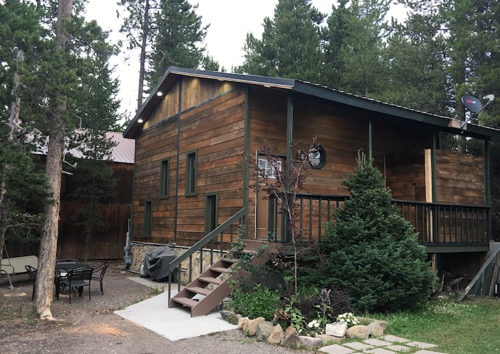 Aspen Lodge, Private, Beautiful & Fully Furnished - West Yellowstone, MT