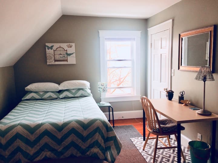 2 Clean, Cozy, Private Rooms Near Davis Square! - Somerville, MA