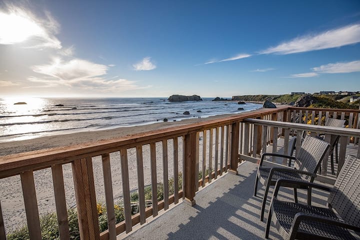 South Loft: Cozy, Two-person Loft With Deck Overlooking The Beach - Bandon, OR