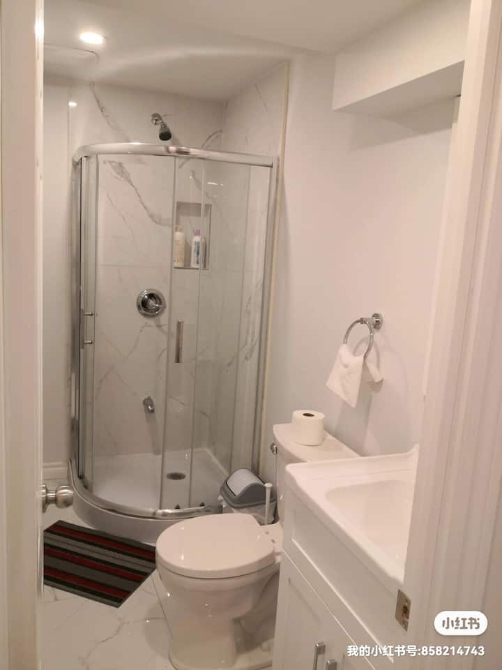 Sika Executive Suite, Separate Bathroom. - Vaughan