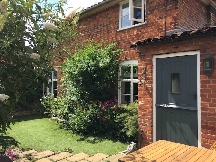 Cosy 2 Bed Country Cottage - Central Rural Norfolk - Hempton