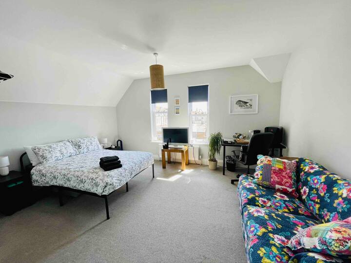 Large, Bright Room In Home By The Sea - Bexhill