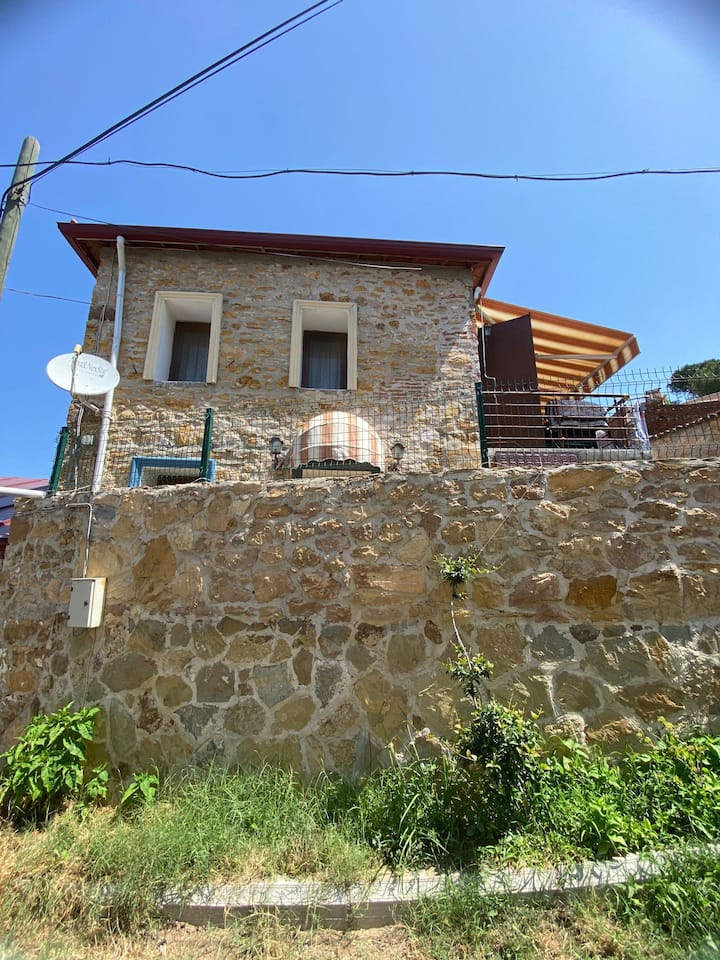 Pelitköy/burhaniye
Köy Merkezinde Taş Köy Evi - Burhaniye