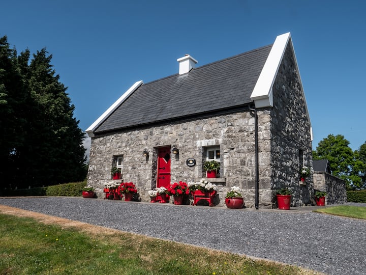 Murrays Traditional Irish Stone Cottage, Near Lake - County Galway