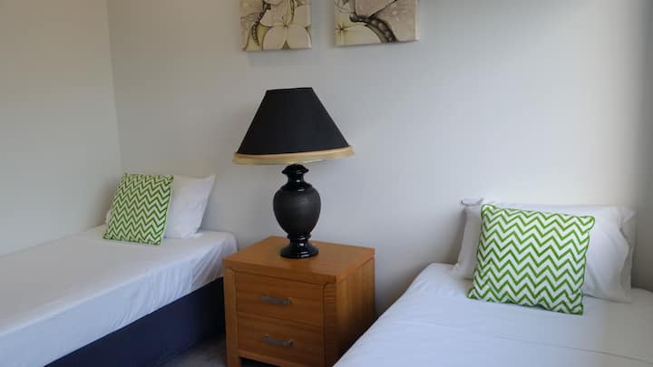Airlie Retreat Air Conditioned Queen Bed Free Wifi - Airlie Beach