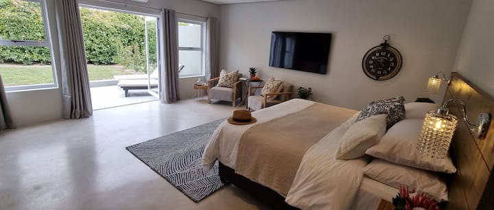 C'est La Vie 2: Self-catering Apartment For Adults - Franschhoek