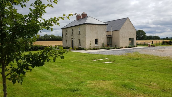 Hill Farm House - Tullamore, Ireland