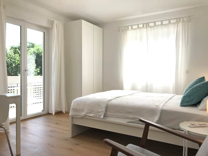 Sunny Studio Apartment With Balcony - ブレッサノネ