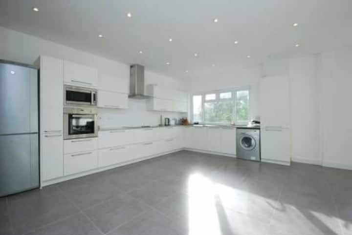 Gorgeous  4bed House In North London - Mill Hill