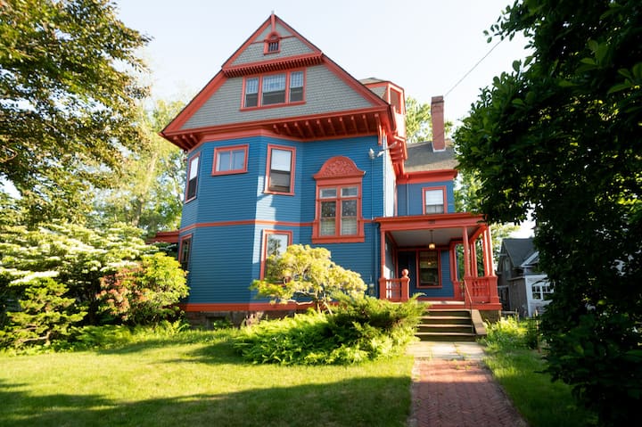 Spacious And Bright Digs On Providence's East Side - Providence