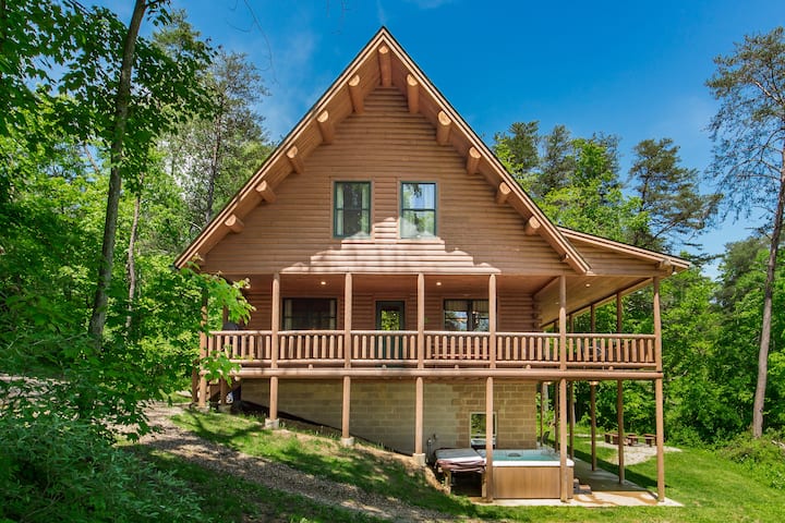 Luxury Lodge Sitting Along Side Pond And Just 1/2 Mile From Old Man's Cave - Logan, OH