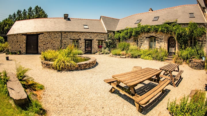 17th Century Cottage Sleeps 7 - Shared 32000l Pool - Brittany