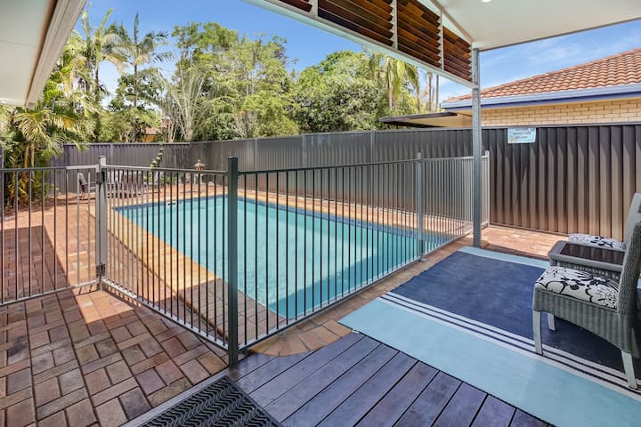 Poolside Oasis Is The Ultimate Family, Couple Or Business Getaway Holiday House. - Landsborough
