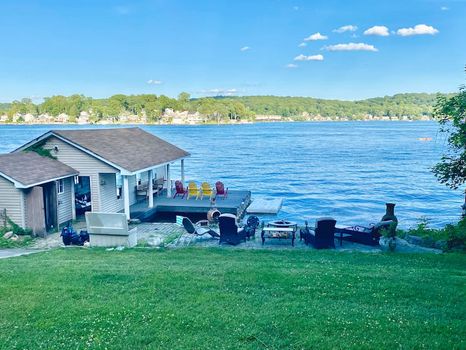 Beautiful Waterfront Cottage  In Lake Hopatcong - Lake Hopatcong, NJ