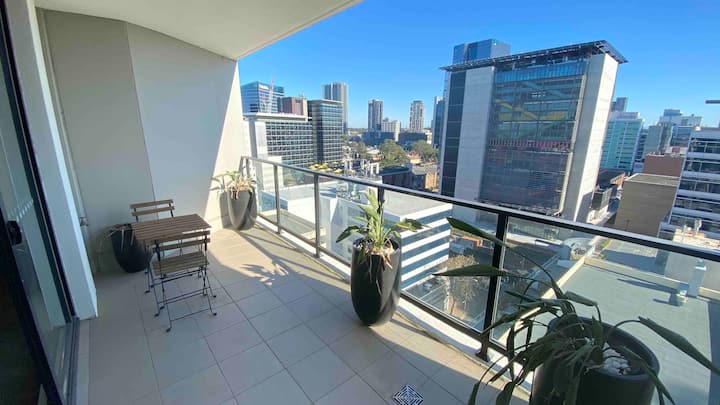 Large Modern Executive Apartment + Parking - Parramatta