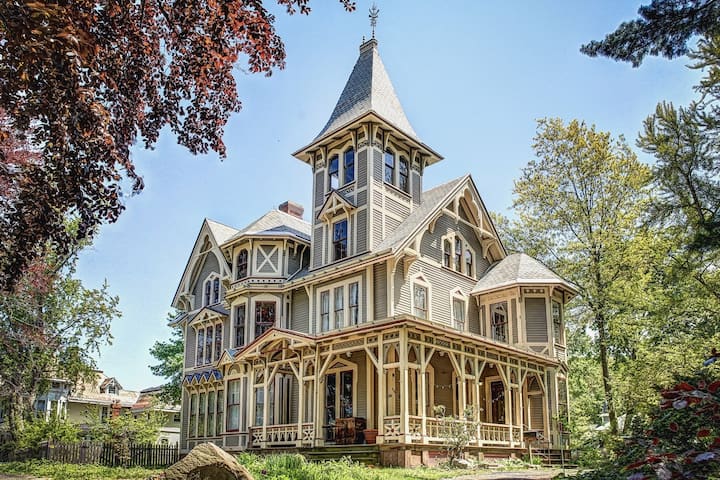 Victorian Mansion In Fair Haven Heights - New Haven, CT