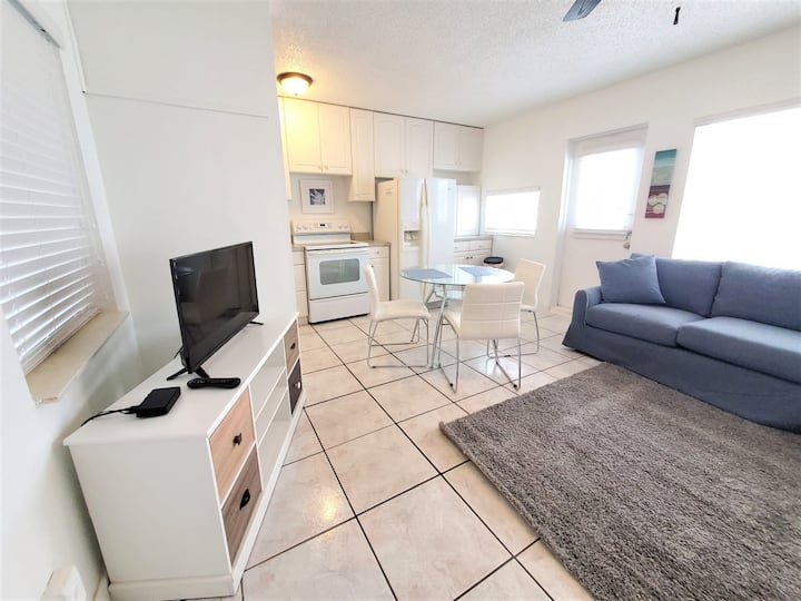 Comfy 1 Bed 1 Bath Apt Minutes To The Beach, Pool - Lauderdale-by-the-Sea, FL