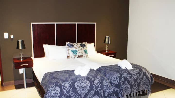 Located Central Luxury Rooms  En Suite Bathrooms. - Vryburg
