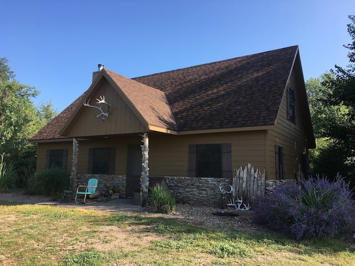 Rustic Cabin Retreat - Kearney, NE