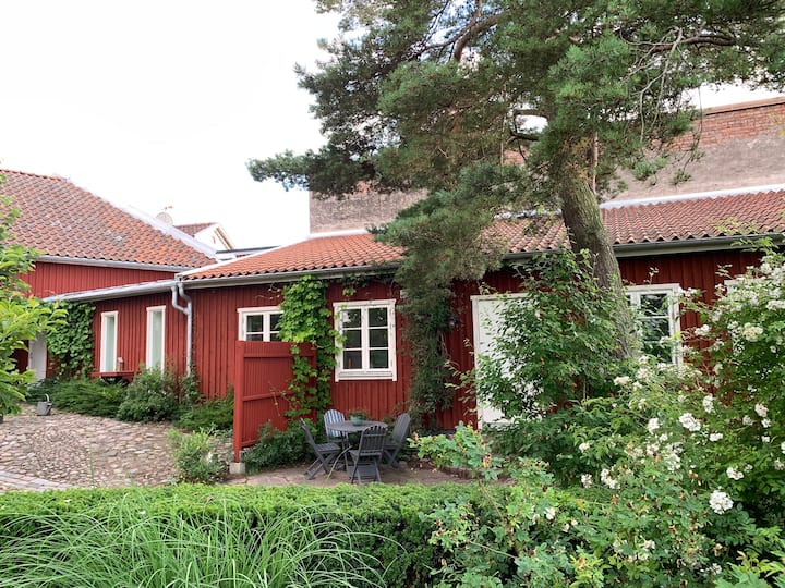 Gårdshus I Laholms Gamla Stadskärna Med åN Intill - Laholm