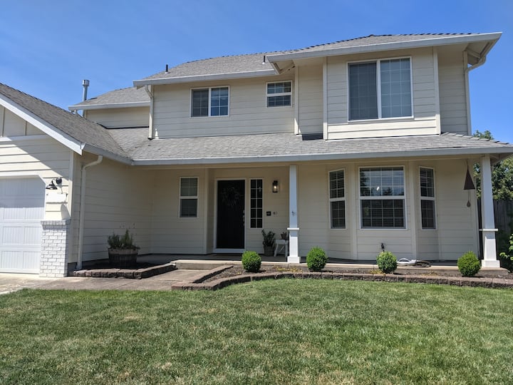 5 Bedroom 3.5 Bath With Park Across The Street! - Albany, OR