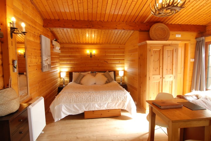Larches Lodge: Norwegian Log Cabin, Stove & Spa - Church Stretton