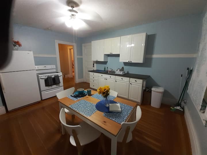 Large Sunny Room In Forest Park - Springfield, MA
