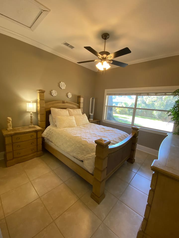 Queen Bed & Walk-in Shower, Private Wing Of Home - Tallahassee, FL