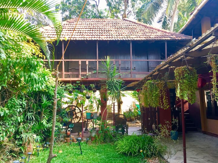 Traditional Keralan Wooden Cottage In Trivandrum - ティルバナンタプーラム