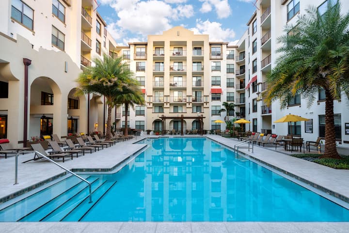 King Bed, Walk To Shopping / Food, Pool And Gym! - Aeropuerto de Tampa (TPA)