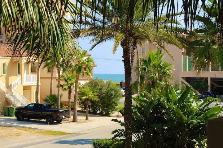 Cozy Coastal 2bd/2ba Family Condo W/pool. Walking Distance To Beach And Stores. - Port Isabel, TX