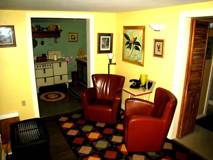 Redwood Cottage With Hot Tub Located Downtown. - Eureka Springs