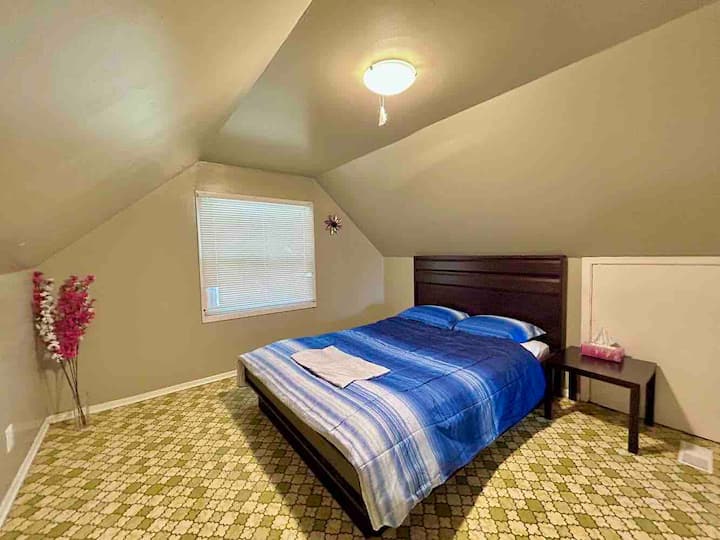 Spacious Master Bedroom . Room-3 - Winnipeg