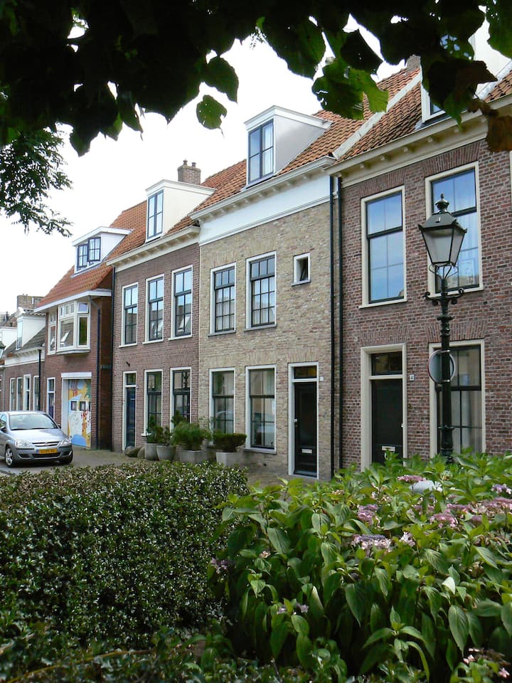 'Herenhuis' Aan De Rand Van Het Oude Centrum - Leeuwarden
