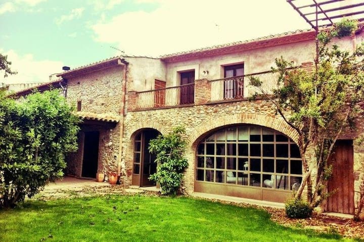 Charming Village House, Nice Countrified Cottage - Figueres