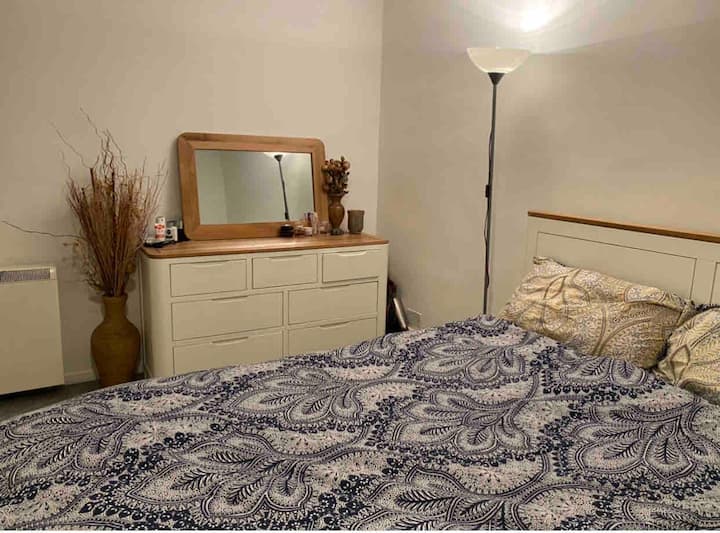 Lovely Two Bedroom Flat In Surbiton - Surbiton